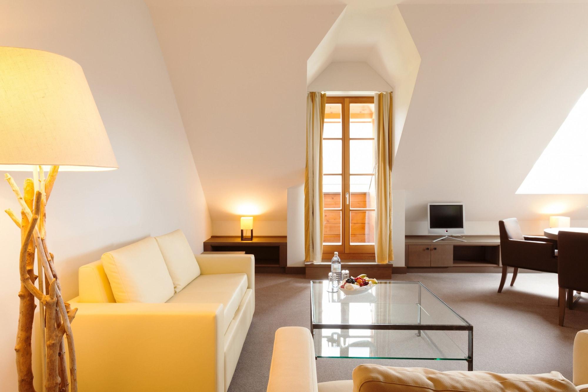 Schlosshotel Kitzbuehel A-Rosa Collection Екстер'єр фото A suite at the Hotel de la Paix