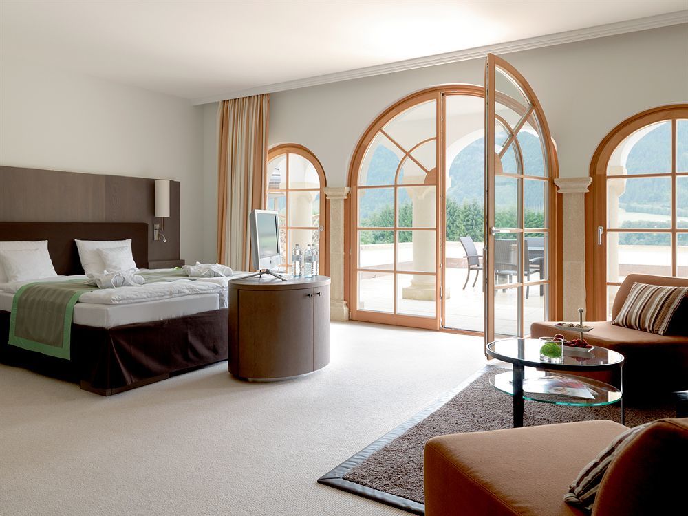 Schlosshotel Kitzbuehel A-Rosa Collection Екстер'єр фото A room at the Hotel Axelmannstein