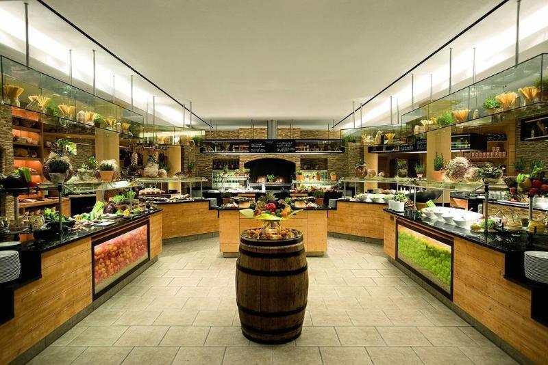 Schlosshotel Kitzbuehel A-Rosa Collection Екстер'єр фото The salad bar at Seasons 52