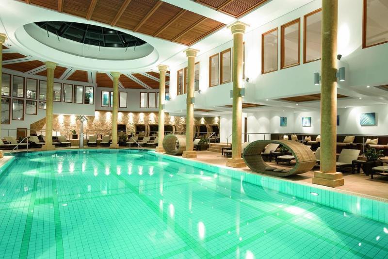 Schlosshotel Kitzbuehel A-Rosa Collection Екстер'єр фото The swimming pool at the hotel