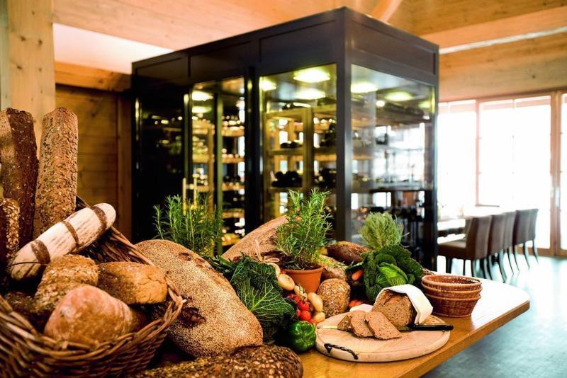 Schlosshotel Kitzbuehel A-Rosa Collection Екстер'єр фото Bread and wine at a restaurant
