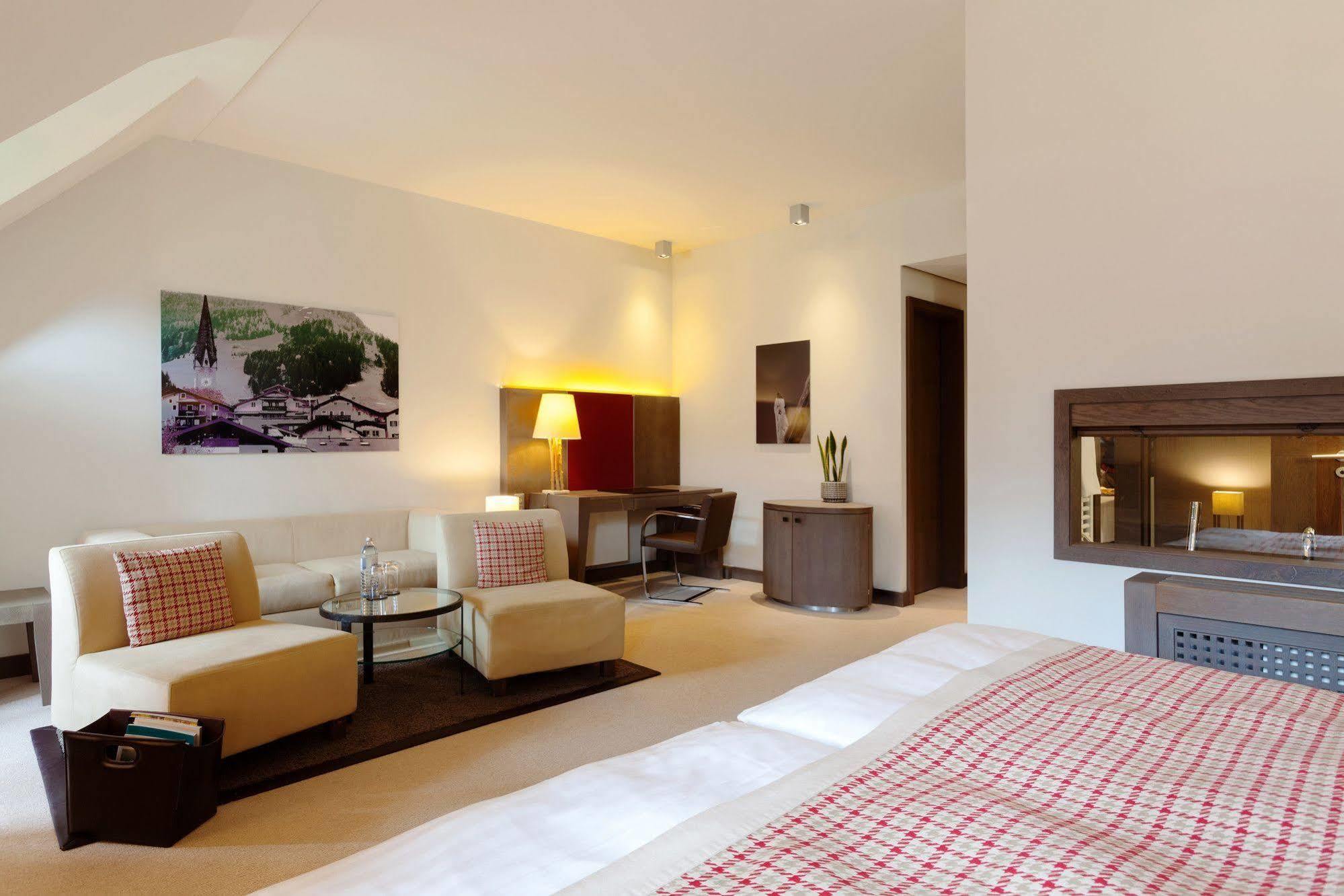 Schlosshotel Kitzbuehel A-Rosa Collection Екстер'єр фото A room at the Hotel de la Tour